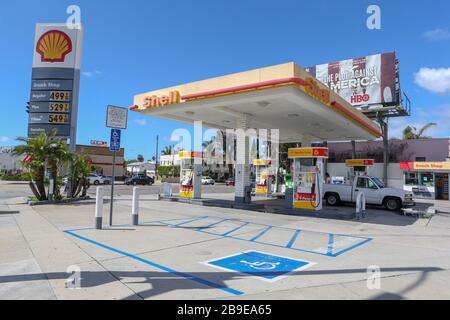 Vue générale des prix du gaz à la station Shell Gas située au 6101 W Olympic Blvd, à la suite de la pandémie de COVID-19 du coronavirus, lundi 23 mars 2020, à Los Angeles, Californie, États-Unis (photo par IOS/Espa-Images) Banque D'Images