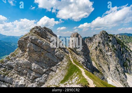 Excursion en montagne au-dessus de la Rote Flüh et de Friedberg via ferrata jusqu'à la Scharschrofen dans les montagnes de Tannheim Banque D'Images