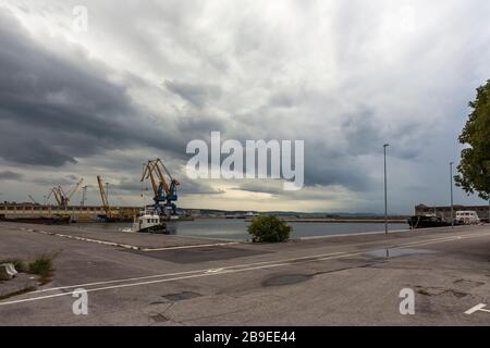 Quais abandonnés dans le Vieux-Port de Trieste, Friuli-Venezia-Giulia, Italie Banque D'Images