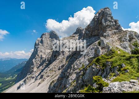 Excursion en montagne au-dessus de la Rote Flüh et de Friedberg via ferrata jusqu'à la Scharschrofen dans les montagnes de Tannheim Banque D'Images