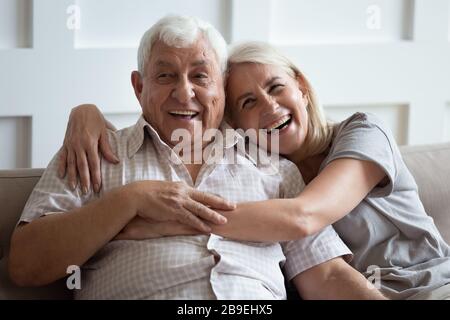 Joyeuses épouse et mari embrassant et riant ensemble Banque D'Images