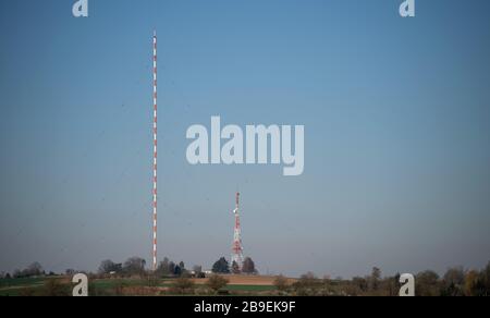 24 mars 2020, Bade-Wuerttemberg, Mühlacker: Le mât de transmission de l'émetteur de Mühlacker est au soleil. L'ancienne installation de radiodiffusion du SWR a été achetée par un groupe d'investisseurs privés. Avant cela, sa démolition était prévue. Photo: Sebastian Gollnow/dpa Banque D'Images