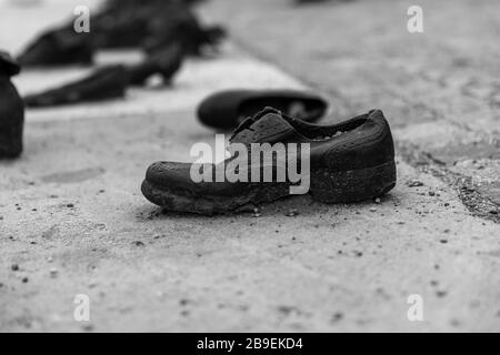 Vieux chaussures rusty en métal sur le parapet de la rive du Danube à Budapest, en Hongrie. Monument aux victimes Banque D'Images