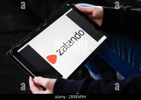 Bordeaux , Aquitaine / France - 11 25 2019 : zalando logo signer app chaussures boutique sur Internet application Store sur écran tablette Banque D'Images