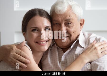 Photo de la tête portrait sourire vieux père et fille adulte embrassant Banque D'Images