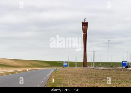 ROTTERDAM, MAASVLAKTE, PAYS-BAS - 15 MARS 2020: La tour radar à côté du Prinses Maximaweg à Maasvlakte 2 à Rotterdam, Pays-Bas. Banque D'Images