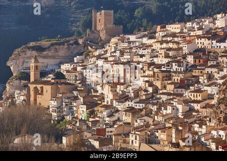 Village blanc pittoresque sur la montagne. Alcalá del Jucar. Espagne Banque D'Images