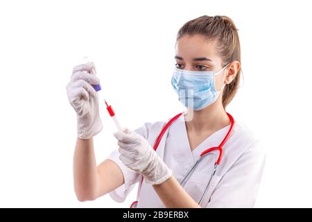 Médecin féminin avec stéthoscope sur l'épaule tenant le test sanguin. Santé et concept médical. Banque D'Images
