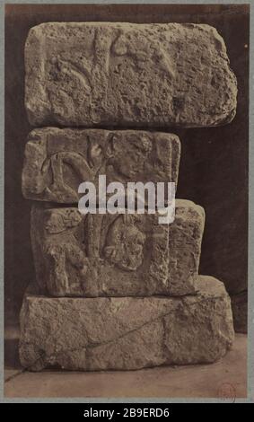 DES BLOCS DE CE QUE L'ON APPELLE LES TÊTES COUPENT LES ARBRES. COLLECTIONS DE MUSÉES ARCHÉOLOGIQUES DE CARNAVALET, 23 RUE DE SEVIGNNE, 3ÈME ARRONDISSEMENT, PARIS blocs de ses 'ardres aux têtes coupées'. Photo de Pierre Emonds (1831-1912), 1862-1905. Paris, musée Carnavalet. Banque D'Images