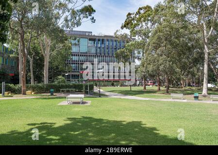 Panneaux solaires verticaux réglables ou mobiles sur le côté d'un campus TAFE dans la banlieue d'Artarmon, Nouvelle-Galles du Sud, Australie Banque D'Images