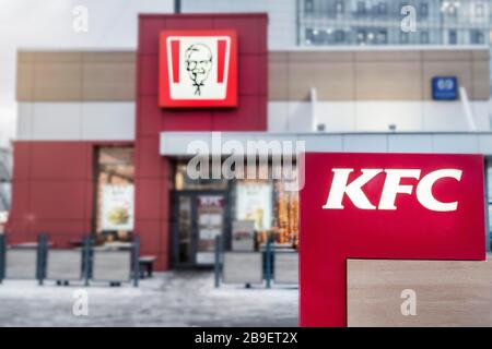 Krasnoyarsk, Russie, 20 mars 2020: Restaurant KFC, vue sur le bâtiment de l'extérieur et un panneau publicitaire brûlant. Hiver. Banque D'Images