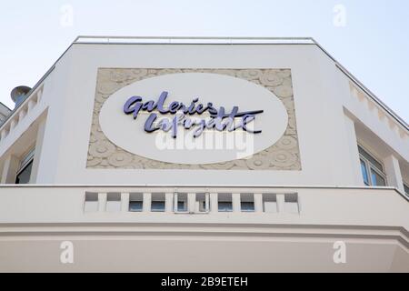 Bordeaux, Aquitaine / France - 22 mars 2019 : les Galeries Lafayette sont une chaîne de grands magasins française haut de gamme. Son magasin phare est sur Boulevard Banque D'Images