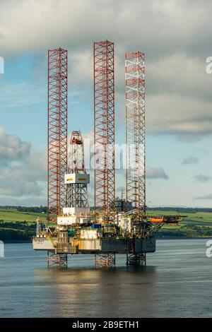 GSF Monarch (1986) est une plate-forme de forage pétrolier offshore, établie dans le Cromarty Firth, Écosse, Royaume-Uni, 2016. Banque D'Images