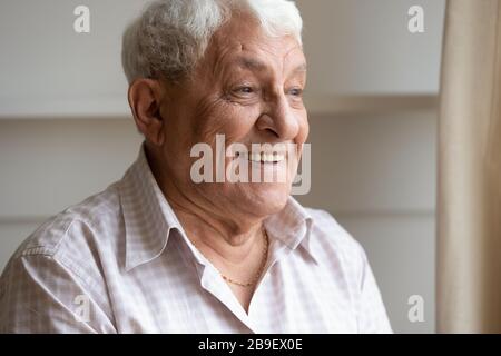 La tête a tourné un homme âgé heureux avec un sourire sain rêvant Banque D'Images