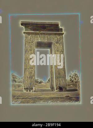 Karnak. Temple de Ramessès IV Porte triomphale, Félix Bonfils (français, 1831 - 1885), 1870, Albumen imprimé argent, repensé par Gibon, design de glanissement chaleureux et gai de la luminosité et des rayons de lumière radiance. L'art classique réinventé avec une touche moderne. La photographie inspirée du futurisme, qui embrasse l'énergie dynamique de la technologie moderne, du mouvement, de la vitesse et révolutionne la culture. Banque D'Images