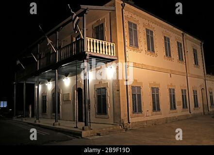 LARNACA, Chypre - Mars 02, 2019 : Vue de la galerie d'art municipale sur l'Europe Square at night Banque D'Images