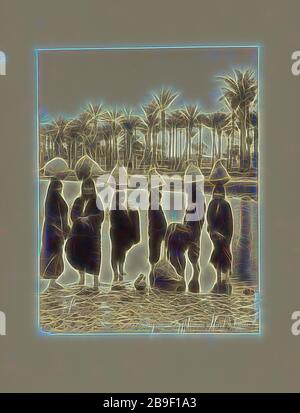 Paysannes Égyptiennes sic allant à l'eau, Félix Bonfils (français, 1831 - 1885), 1870, Albumen Silver print, repensé par Gibon, design de glanissement chaleureux et gai de la luminosité et des rayons de lumière radiance. L'art classique réinventé avec une touche moderne. La photographie inspirée du futurisme, qui embrasse l'énergie dynamique de la technologie moderne, du mouvement, de la vitesse et révolutionne la culture. Banque D'Images