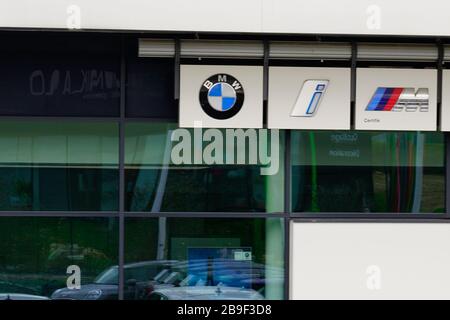 Bordeaux , Aquitaine / France - 10 27 2019 : BMW car i panneau électrique i3 logo de la concession boutique Motorsport Store car Banque D'Images