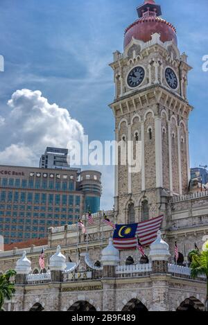Kuala Lumpur, Malaisie - 4 septembre 2016 : drapeau national malaisien à la tour de l'horloge de l'édifice Sultan Abdul Samad et de l'édifice OCBC Bank Malaysia à partir de Banque D'Images