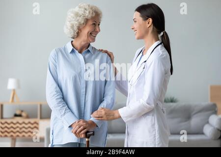 Jeune infirmière soignante aidant la vieille dame patient Banque D'Images
