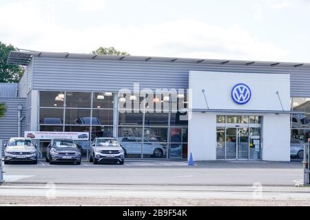 Bordeaux , Aquitaine / France - 09 30 2019 : vue de jour du logo Volkswagen dans la boutique de signes de la concession Retail Park Banque D'Images