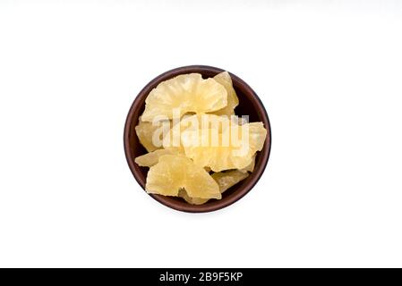 ananas sec savoureux isolé sur blanc. Banque D'Images