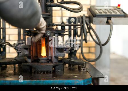 usine de production de bouteilles de verre - soufflage machine de verre fondu Banque D'Images