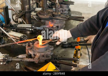 usine de production de bouteilles de verre - soufflage machine de verre fondu Banque D'Images