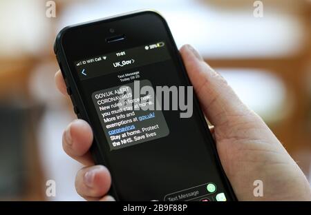 24 mars 2020. Le gouvernement britannique envoie un texte au téléphone mobile de tous les résidents du Royaume-Uni leur indiquant de rester chez eux. Crédit Stuart Martin/Alay Live News Banque D'Images
