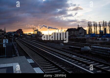 Un train SBahn s'approche de la plateforme de la gare au lever du soleil à Berlin, en Allemagne Banque D'Images