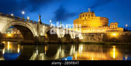 Célèbre pont à Roma de nuit, Italie Banque D'Images