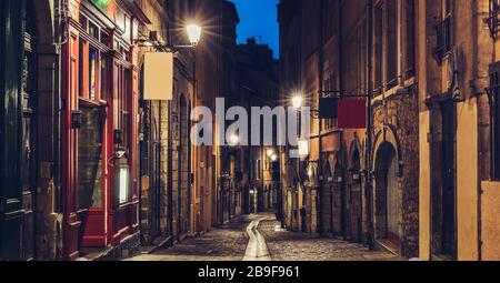 Petite rue dans le vieux Lyon, France Banque D'Images