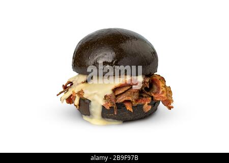 Hamburger noir moderne avec bacon frit et sauce blanche Banque D'Images