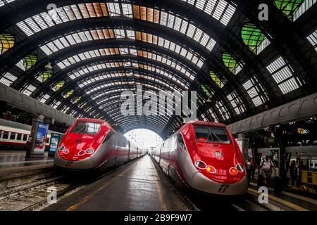 Deux trains attendent leurs plateformes à la gare centrale de Milan, en Italie. Banque D'Images