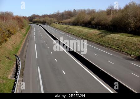 23 mars 2020. Près de Montreuil-sur-Mer, pas de Calais, France. Coronavirus - COVID-19 dans le nord de la France. Autoroute à péage   généralement occupée depuis Cal Banque D'Images