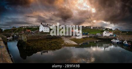 Le petit village de pêcheurs écossais de St Abbs Banque D'Images