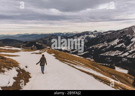 Deux femmes randonnée dans les belles montagnes suisses - Kronberg Appenzell Suisse Europe Banque D'Images