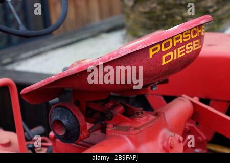 Bordeaux , Aquitaine / France - 01 01 2020 : tracteur Porsche Oldtimer diesel rouge vintage Banque D'Images