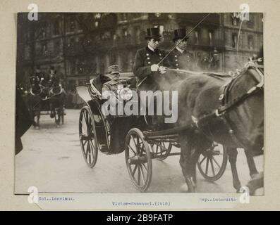 Victor-Emmanuel. (1918) Guerre 1914-1918. 'Victor-Emmanuel.' Le roi d'Italie Victor-Emmanuel III (Vittorio Emanuele III) en décembre 1918, décors de sa lieu à Paris. Photo de Charles Lansiaux (1855-1939). Paris, musée Carnavalet. Banque D'Images