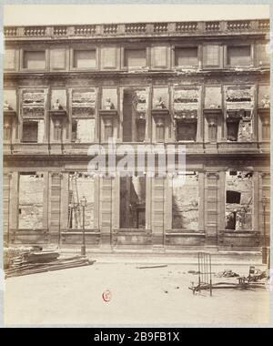 Façade de la baie sur le Carrousel. Après le feu. Les Tuileries. Palais des Tuileries. Baie de la façade sur le carrousel entre le pavillon central et  queue  théâtre, 1ère arrondissement, Paris. La commune de Paris. 'Les ruines de la commune : le Palais des Tuileries. Travée de façade sur le Carroussel entrée le pavillon central et le théâtre incendie incendie, Paris (Ier arr.)'. Photo de Pierre Emonts (1831-1912). Rage sur papier alluminé. 1871. Paris, musée Carnavalet. Banque D'Images