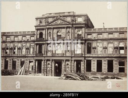 Pavillon central. Après la commune. Le Palais des Tuileries. Palais des Tuileries. Pavillon central. Après la commune. 1ère arrondissement, Paris. La commune de Paris. 'Les ruines de la commune : le Palais des Tuileries. Pavillon central, Paris (Ier arr.)'. Photo de Pierre Emonts (1831-1912). Rage sur papier alluminé. 1871. Paris, musée Carnavalet. Banque D'Images