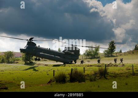 Sennybridge Training Area A RAF CH 47 l'hélicoptère Chinook descend de l'infanterie dans la zone d'entraînement Banque D'Images