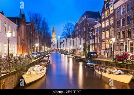 Amsterdam, Pays-Bas paysage urbain sur les canaux avec Zuiderkerk. Banque D'Images