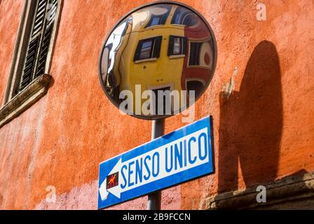 Les maisons vérones traditionnelles se reflètent dans un miroir de la circulation à Vérone, en Italie Banque D'Images