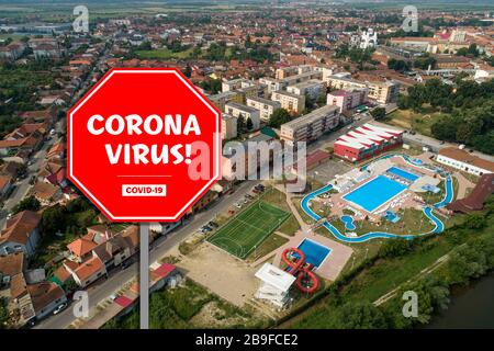 Vue aérienne d'une ville en Europe en quarantaine en raison du coronavirus. Pas de marche en raison des risques potentiels. SPA comme sujet principal dans la photo. Banque D'Images