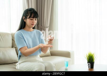 Femme asiatique utilisant la lotion ou hydrater comme main de leur vie quotidienne pour la protection de la peau pour devenir sèche et irritée après l'utilisation de gel antiseptique d'alcool, Banque D'Images