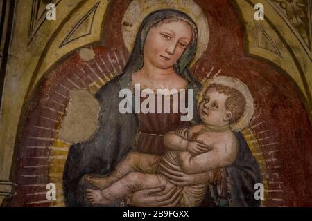 Une fresque de la Madonna et de l'enfant à l'intérieur de la Basilique de San Zeno à Vérone, en Italie Banque D'Images