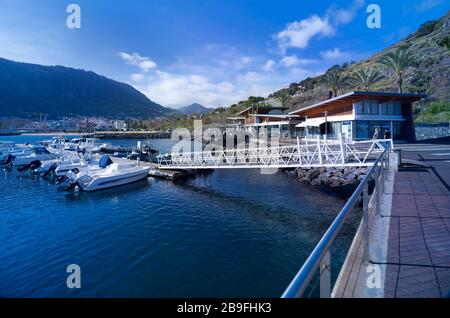 Seascape de Machico marina (Madère) avec bateaux de premier plan et passerelle et arrière-plan colline, Machico, Madère, Portugal, Europe Banque D'Images