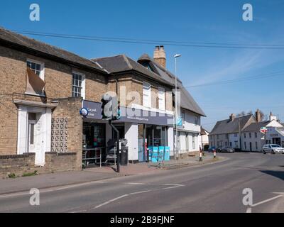 Willingham Cambridgeshire, Royaume-Uni. 24 mars 2020. Des rues quelque peu désertes le matin après la nuit, on a dit aux gens du Royaume-Uni de rester chez eux pour limiter la propagation du virus Covid 19. Il n'y avait pratiquement pas de bruit de circulation que des oiseaux chantant lors d'une belle journée de printemps. Crédit: Julian Eales/Alay Live News Banque D'Images