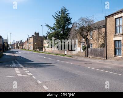 Willingham Cambridgeshire, Royaume-Uni. 24 mars 2020. Des rues quelque peu désertes le matin après la nuit, on a dit aux gens du Royaume-Uni de rester chez eux pour limiter la propagation du virus Covid 19. Il n'y avait pratiquement pas de bruit de circulation que des oiseaux chantant lors d'une belle journée de printemps. Crédit: Julian Eales/Alay Live News Banque D'Images